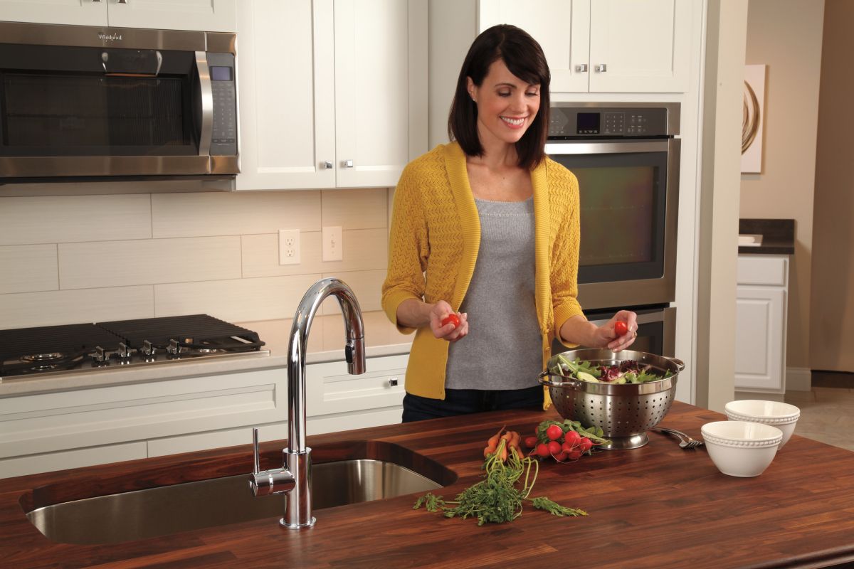 DELTA Trinsic Single Handle Pull-Down Kitchen Faucet — Chrome