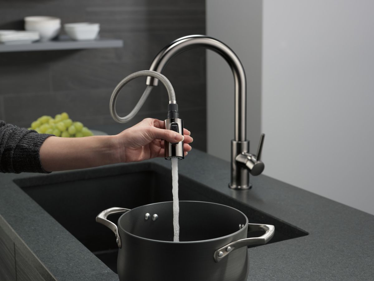 DELTA Trinsic Single Handle Pull-Down Kitchen Faucet — Black Stainless