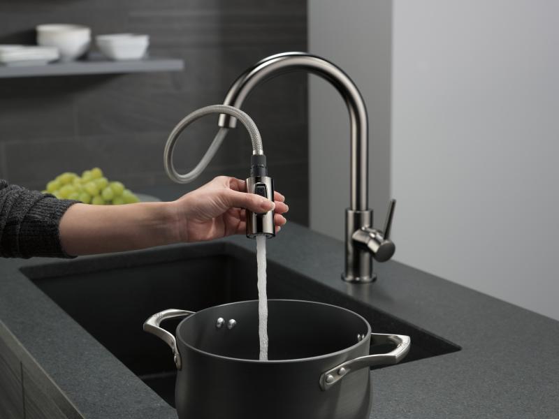 DELTA Trinsic Single Handle Pull-Down Kitchen Faucet — Black Stainless
