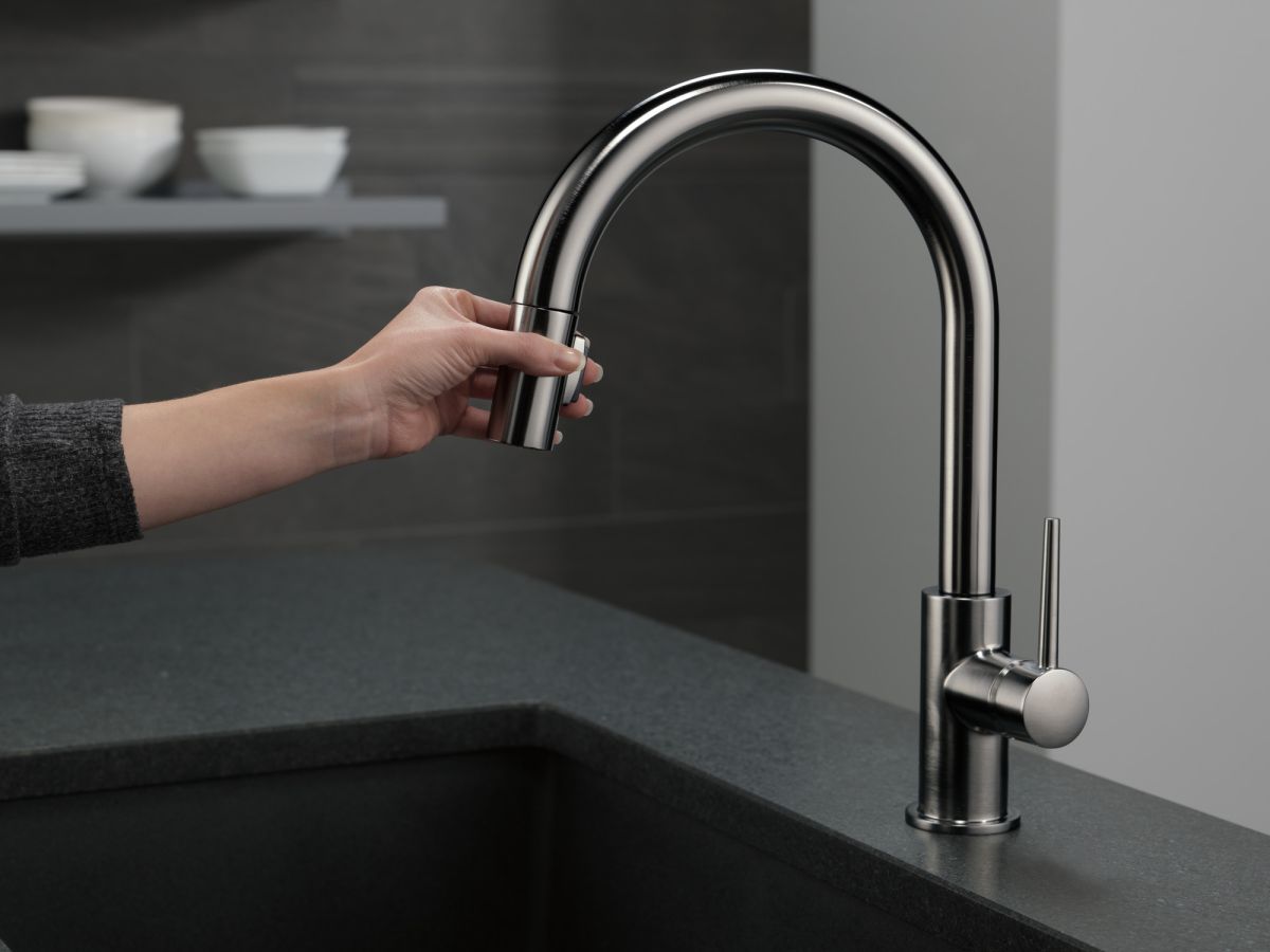 DELTA Trinsic Single Handle Pull-Down Kitchen Faucet — Black Stainless