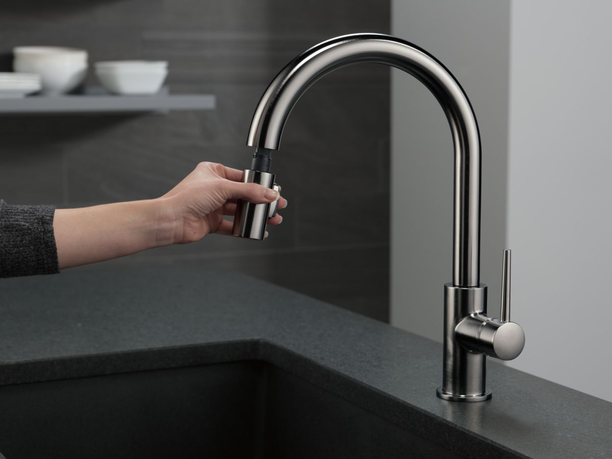 DELTA Trinsic Single Handle Pull-Down Kitchen Limited Swivel — Black Stainless