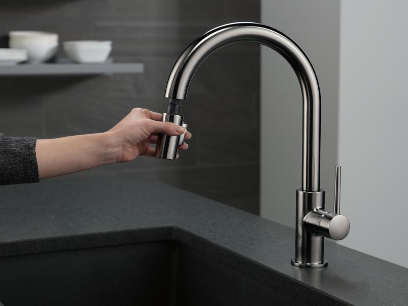 DELTA Trinsic Single Handle Pull-Down Kitchen Limited Swivel — Black Stainless