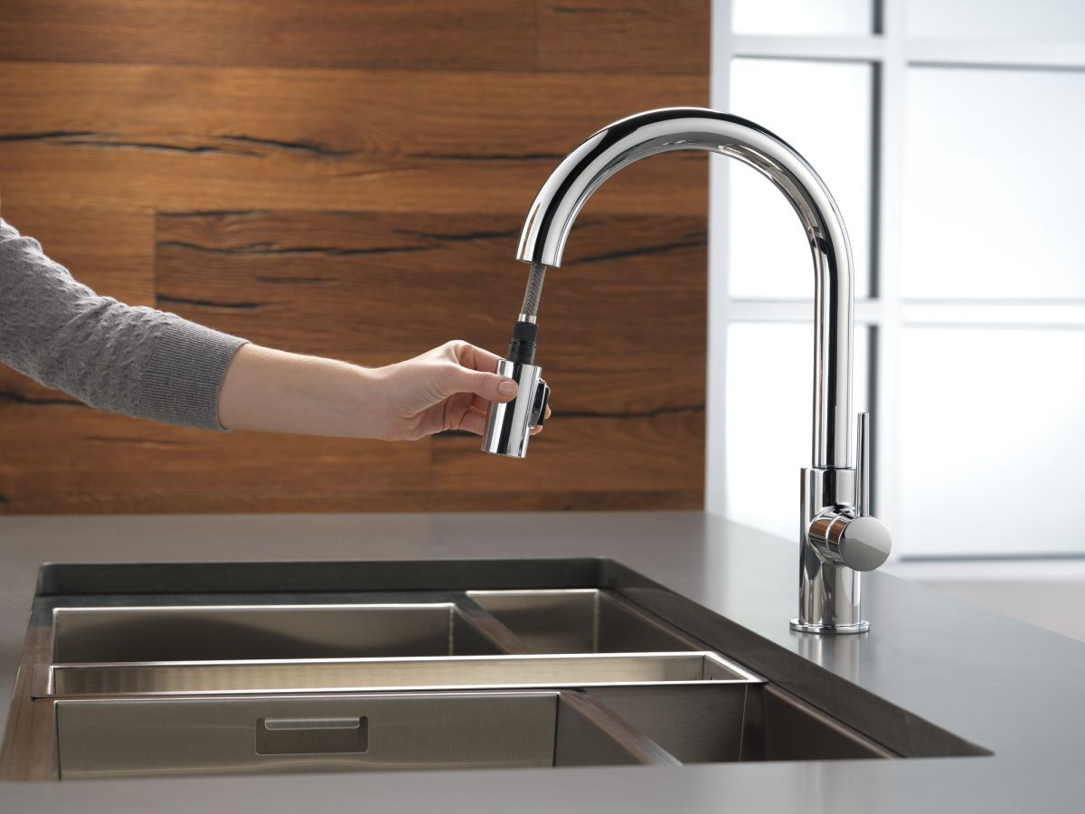 DELTA Trinsic Single Handle Pull-Down Kitchen Limited Swivel — Chrome