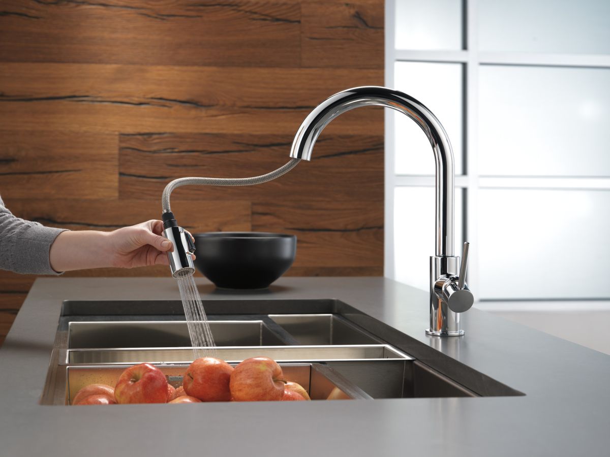 DELTA Trinsic Single Handle Pull-Down Kitchen Limited Swivel — Chrome