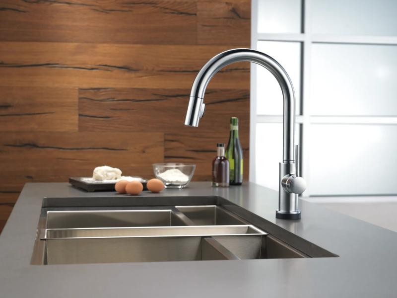 DELTA Trinsic Single Handle Pull-Down Kitchen Faucet with Touch2O Technology — Arctic Stainless