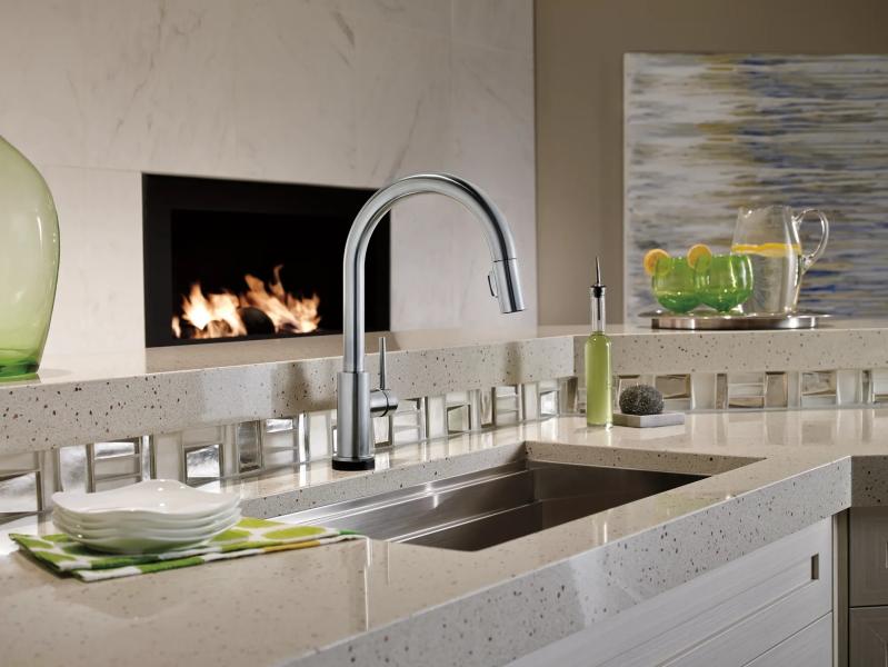 DELTA Trinsic Single Handle Pull-Down Kitchen Faucet with Touch2O Technology — Arctic Stainless