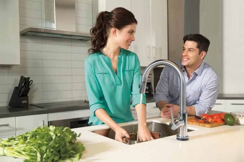 DELTA Trinsic Single Handle Pull-Down Kitchen Faucet with Touch2O Technology — Arctic Stainless