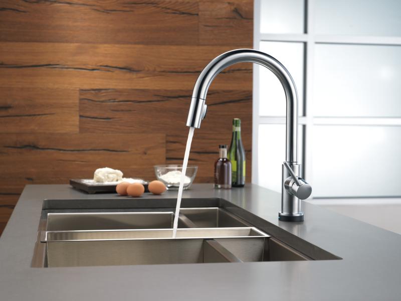 DELTA Trinsic Single Handle Pull-Down Kitchen Faucet with Touch2O Technology — Arctic Stainless