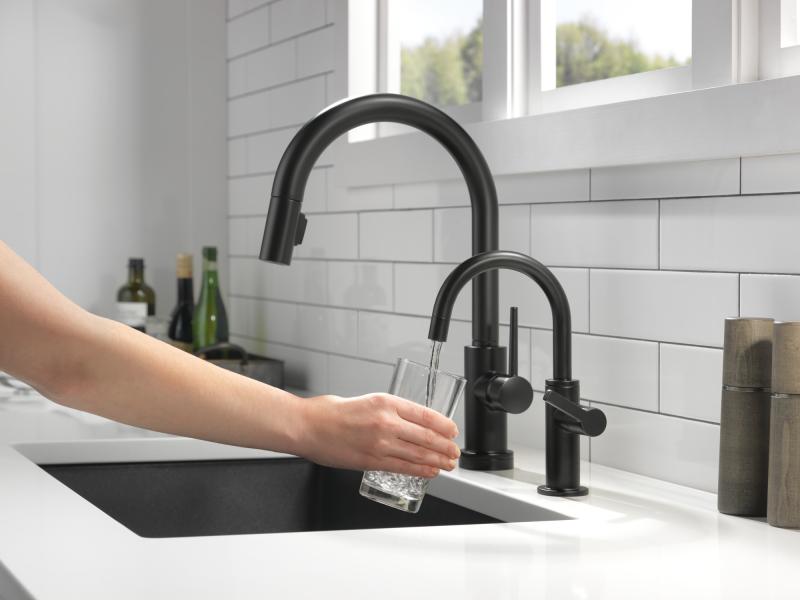 DELTA Trinsic Single Handle Pull-Down Kitchen Faucet with Touch2O Technology — Matte Black