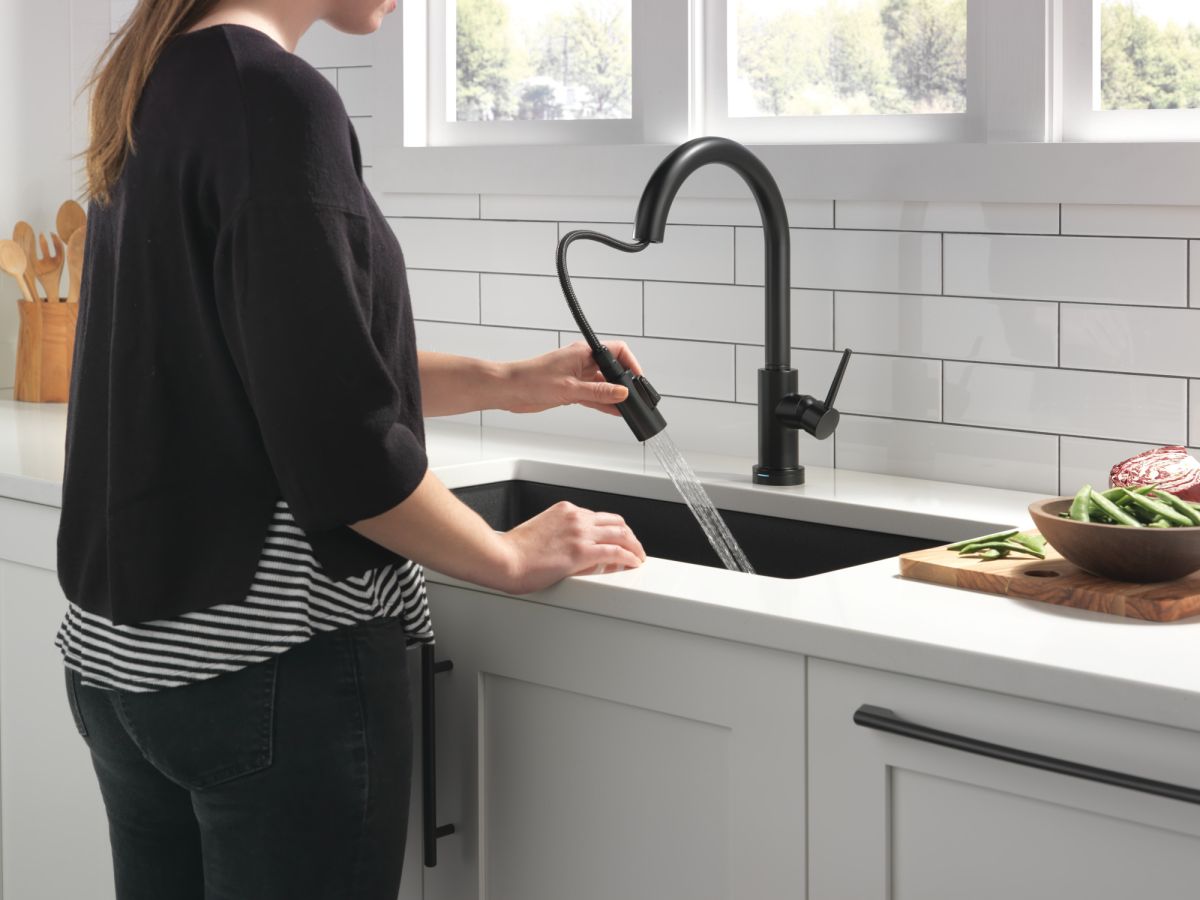 DELTA Trinsic Single Handle Pull-Down Kitchen Faucet with Touch2O Technology — Matte Black