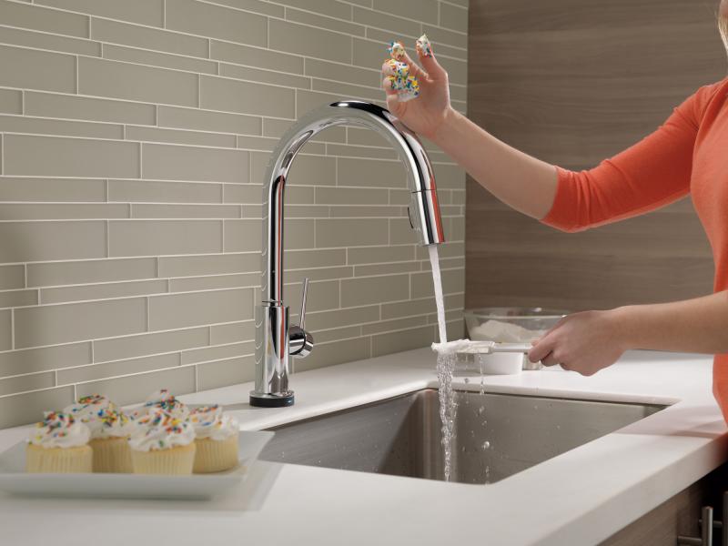 DELTA Trinsic Single Handle Pull-Down Kitchen Faucet with Touch2O Technology — Chrome