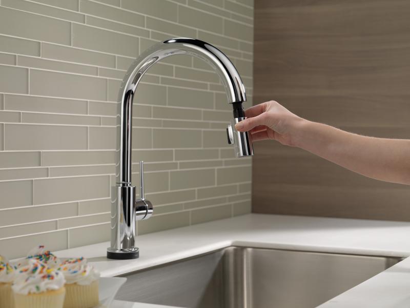 DELTA Trinsic Single Handle Pull-Down Kitchen Faucet with Touch2O Technology — Chrome