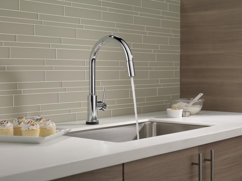 DELTA Trinsic Single Handle Pull-Down Kitchen Faucet with Touch2O Technology — Chrome