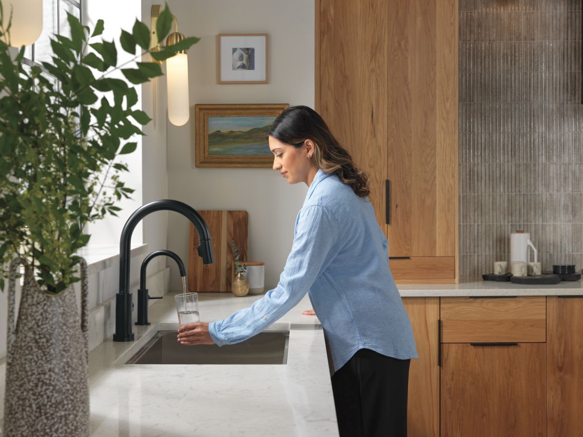 DELTA Other Contemporary Round Beverage Faucet — Matte Black