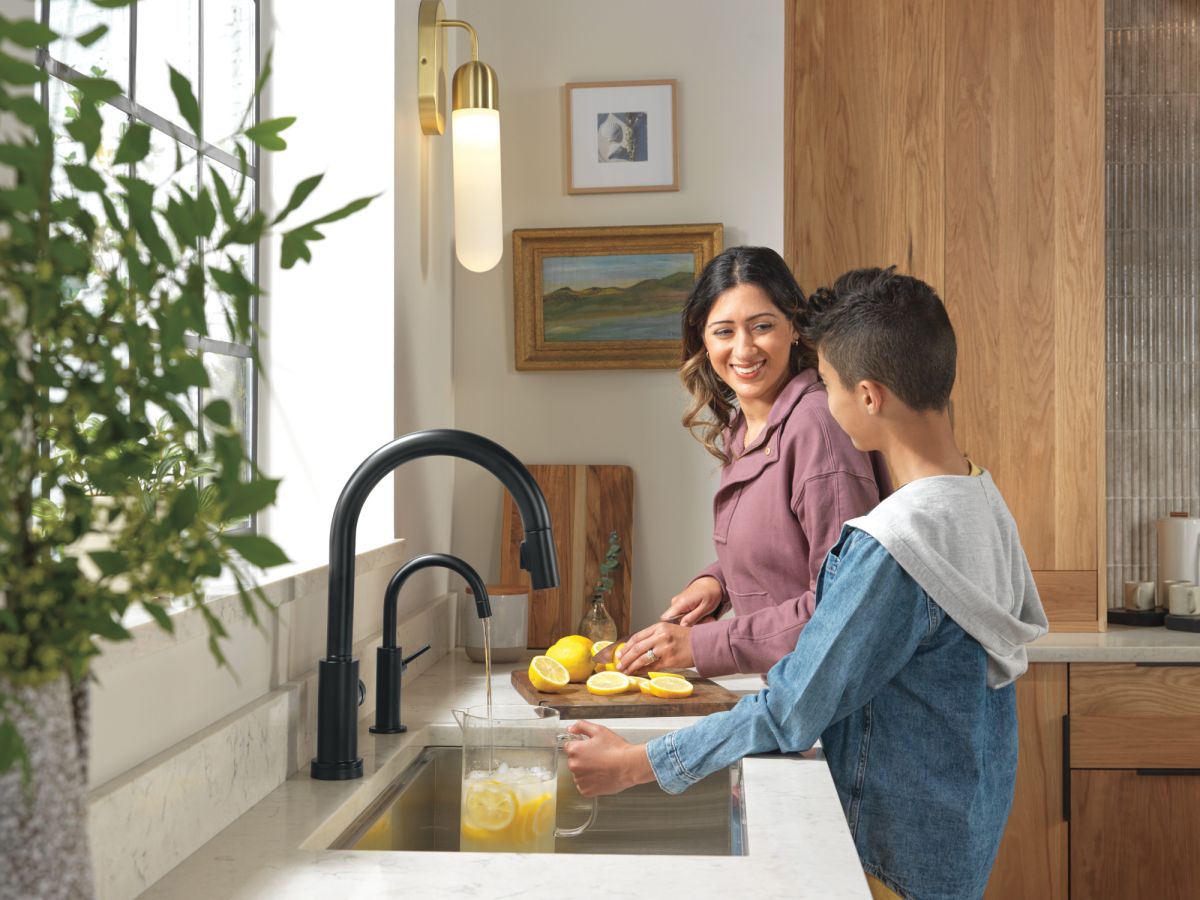 DELTA Other Contemporary Round Beverage Faucet — Matte Black