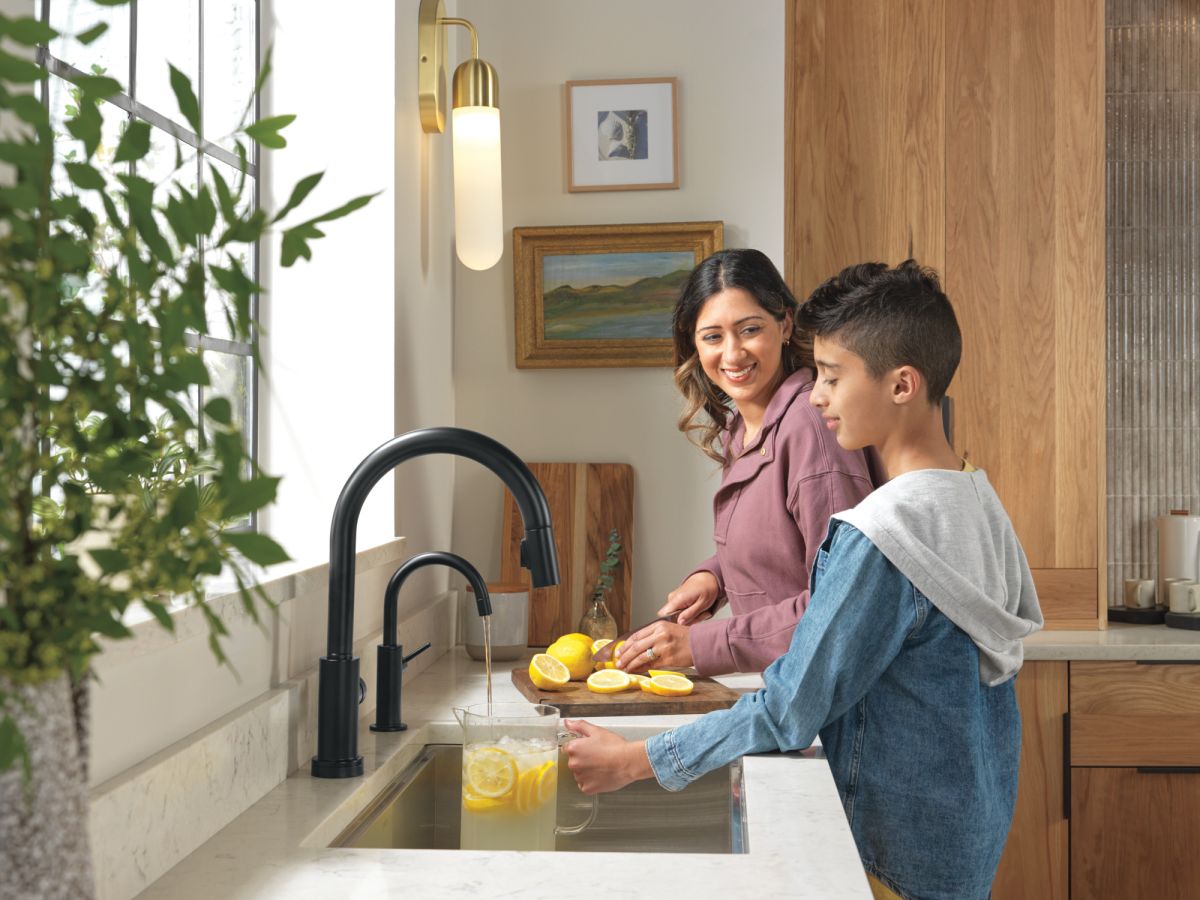 DELTA Other Contemporary Round Beverage Faucet — Matte Black