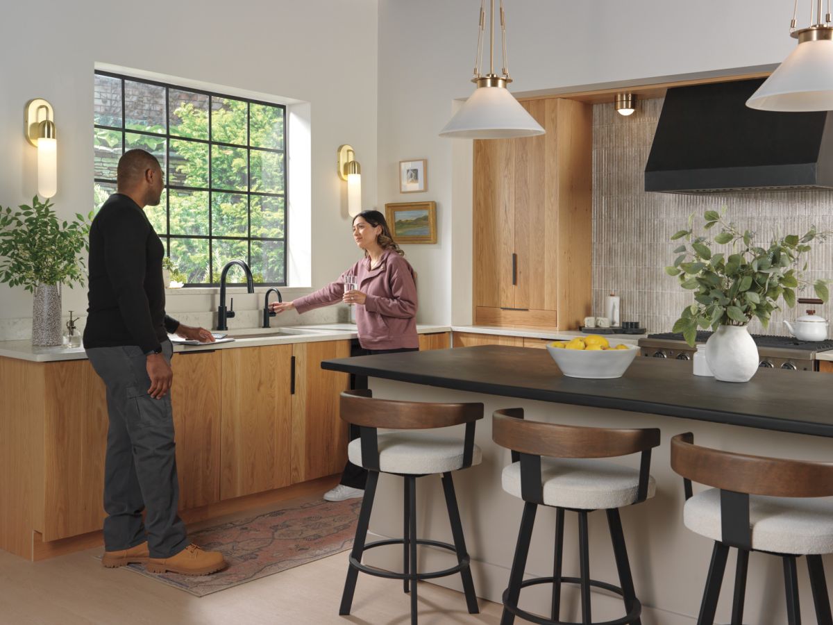 DELTA Other Contemporary Round Beverage Faucet — Matte Black