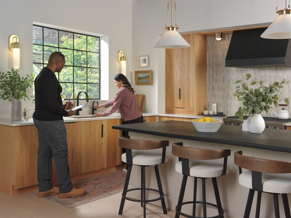 DELTA Other Contemporary Round Beverage Faucet — Matte Black
