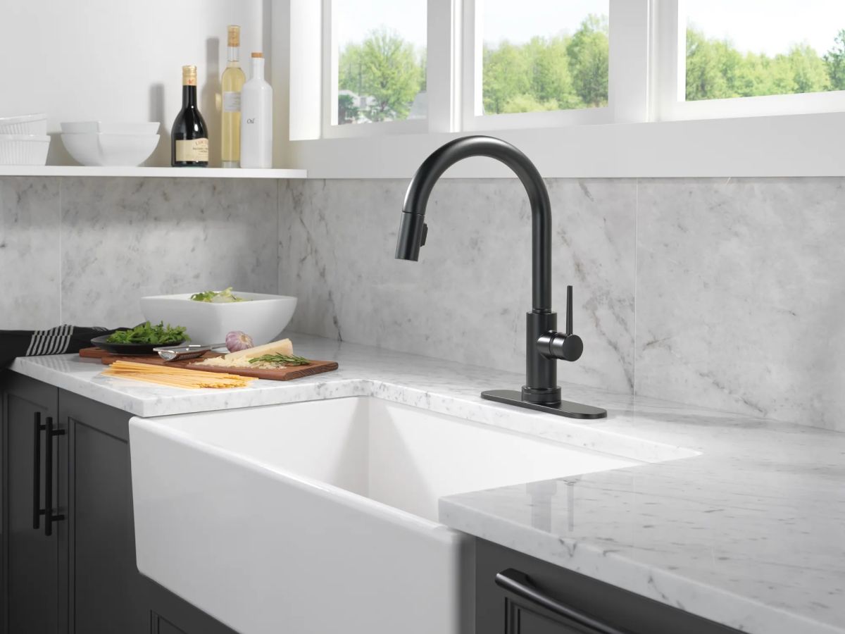 DELTA Trinsic VoiceIQ Kitchen Faucet with Touch2O Technology with Touchless Technology — Matte Black