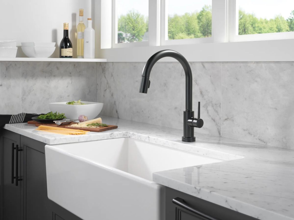 DELTA Trinsic VoiceIQ Kitchen Faucet with Touch2O Technology with Touchless Technology — Matte Black