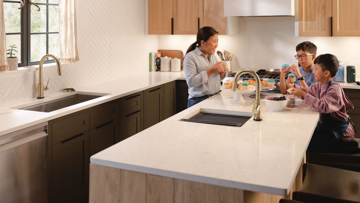 DELTA Trinsic VoiceIQ Kitchen Faucet with Touch2O Technology with Touchless Technology — Champagne Bronze