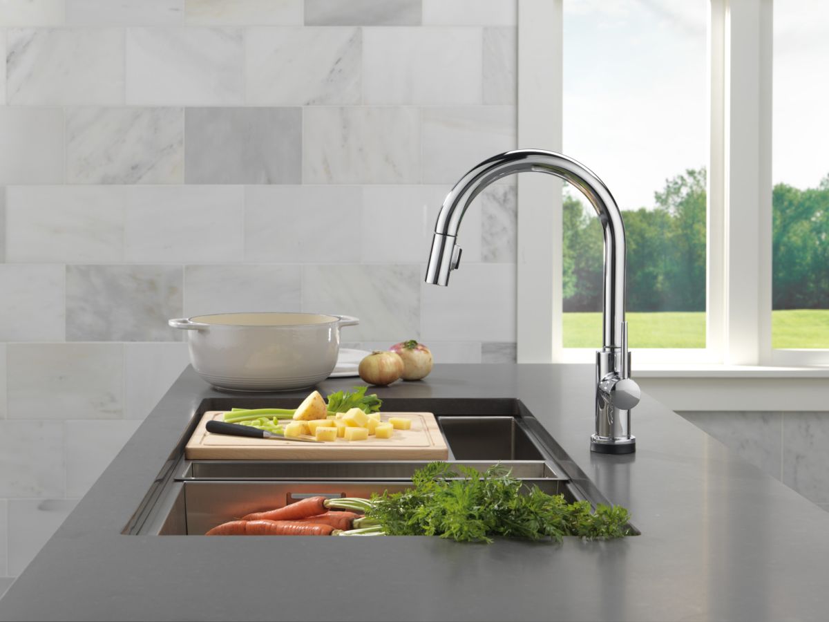 DELTA Trinsic VoiceIQ Kitchen Faucet with Touch2O Technology with Touchless Technology — Chrome