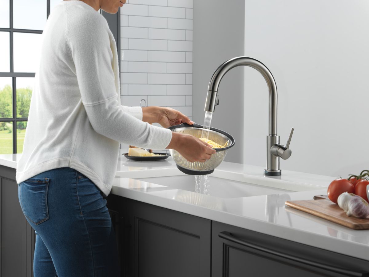 DELTA Trinsic VoiceIQ Kitchen Faucet with Touch2O Technology with Touchless Technology — Black Stainless