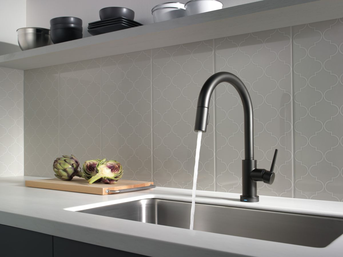 DELTA Trinsic VoiceIQ Single-Handle Pull-Down Kitchen Faucet with Touch2O Technology — Matte Black