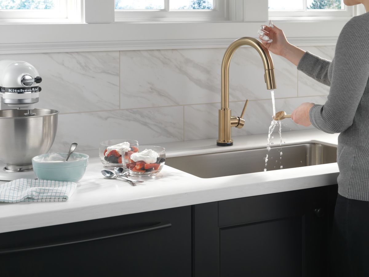 DELTA Trinsic VoiceIQ Single-Handle Pull-Down Kitchen Faucet with Touch2O Technology — Champagne Bronze