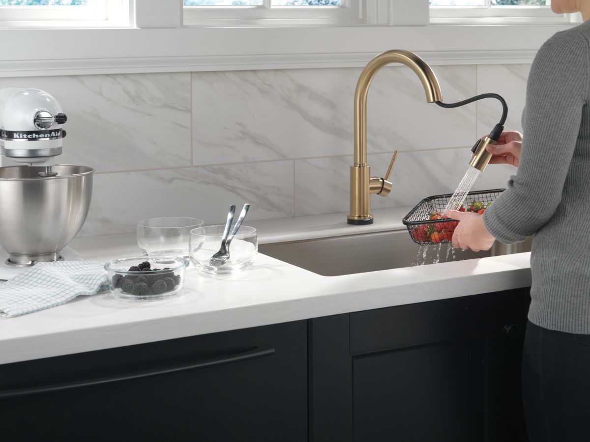 DELTA Trinsic VoiceIQ Single-Handle Pull-Down Kitchen Faucet with Touch2O Technology — Champagne Bronze