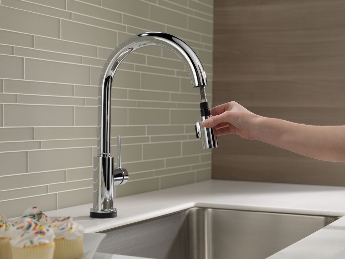 DELTA Trinsic VoiceIQ Single-Handle Pull-Down Kitchen Faucet with Touch2O Technology — Chrome