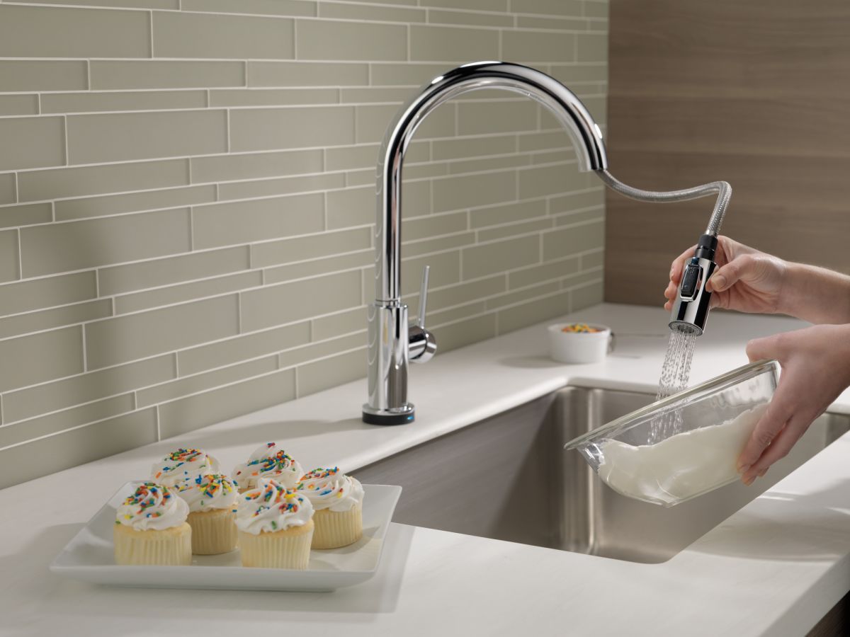DELTA Trinsic VoiceIQ Single-Handle Pull-Down Kitchen Faucet with Touch2O Technology — Chrome