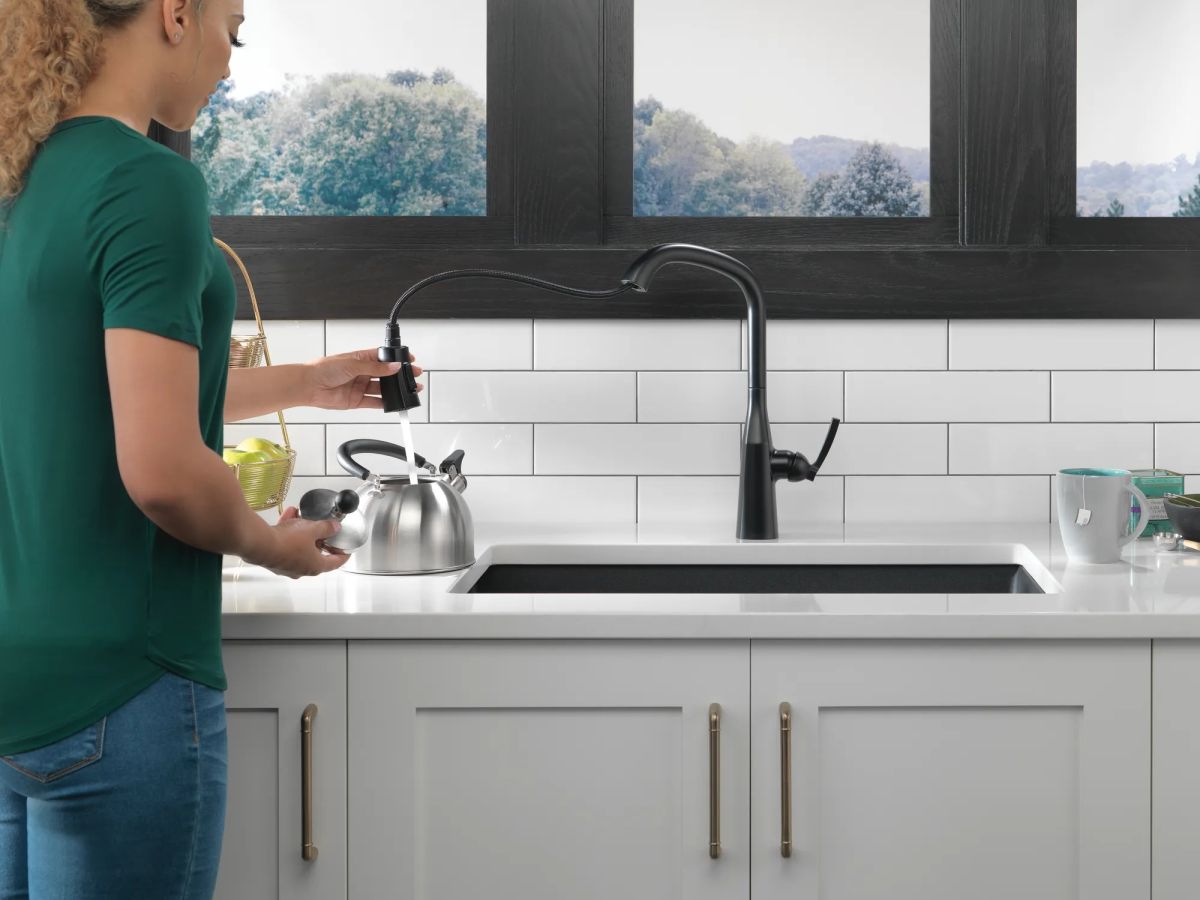 DELTA Stryke Single Handle Pull-Down Kitchen Faucet — Matte Black