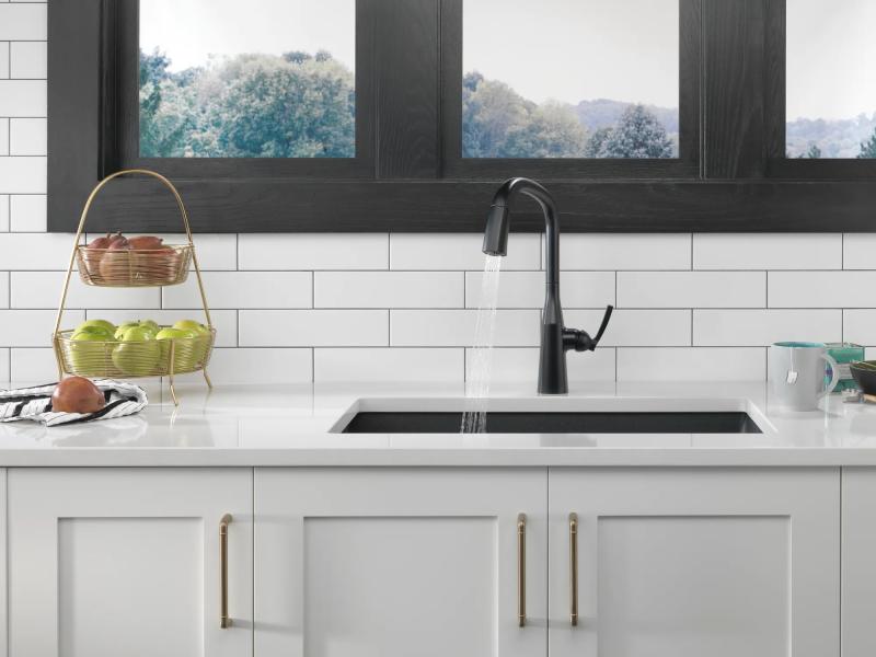DELTA Stryke Single Handle Pull-Down Kitchen Faucet — Matte Black