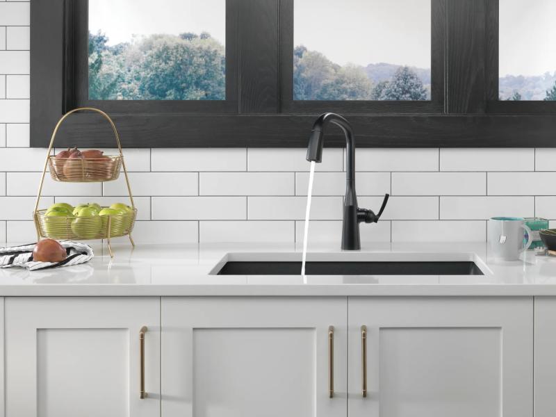 DELTA Stryke Single Handle Pull-Down Kitchen Faucet — Matte Black