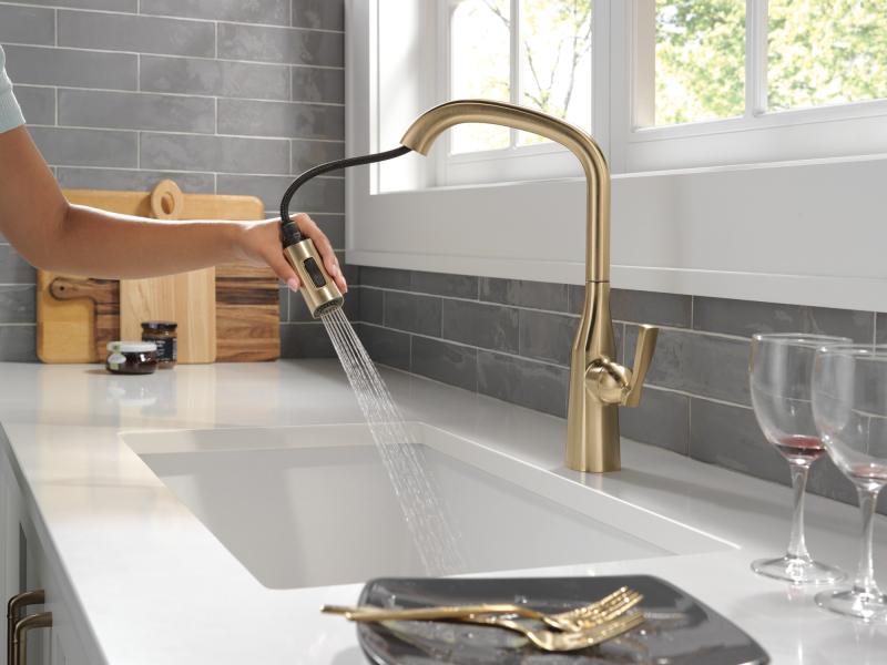 DELTA Stryke Single Handle Pull-Down Kitchen Faucet — Lumicoat® Champagne Bronze
