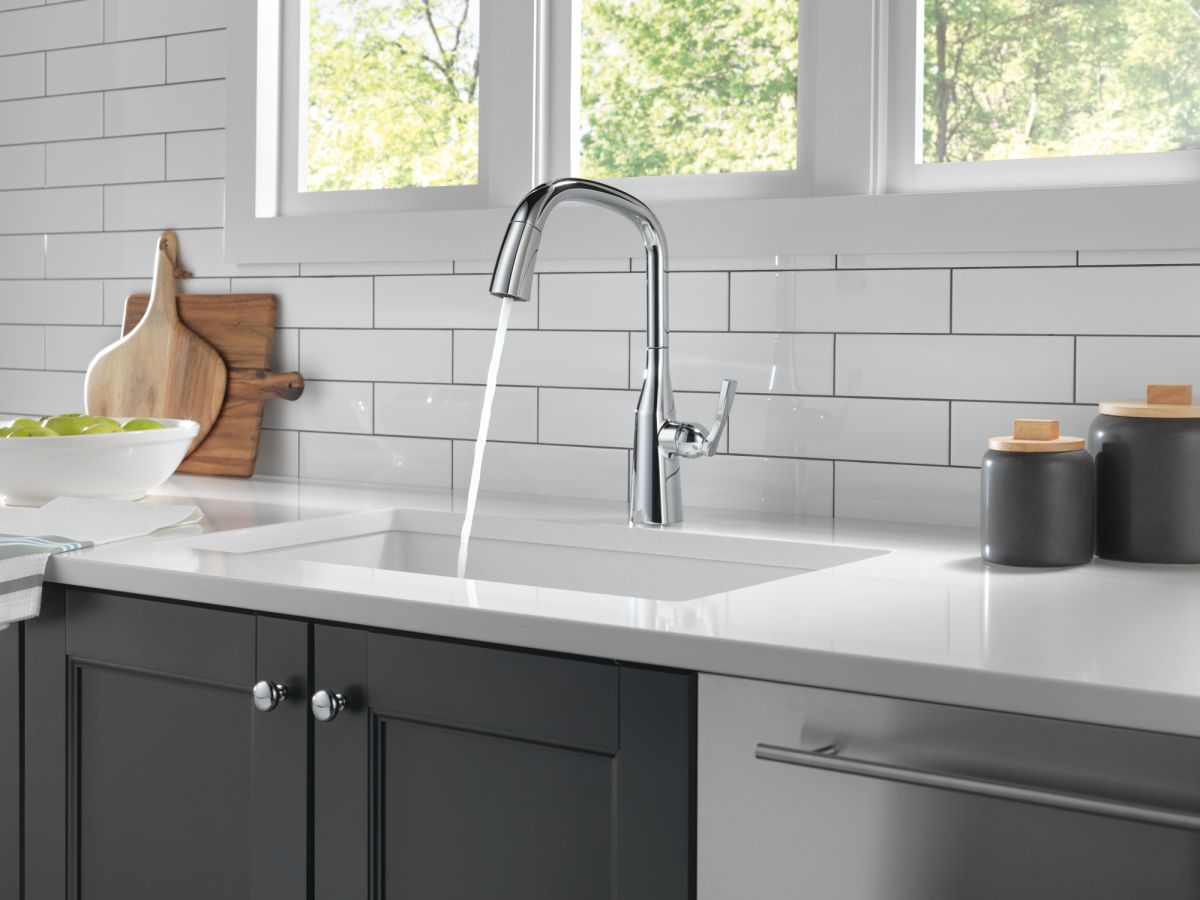 DELTA Stryke Single Handle Pull-Down Kitchen Faucet — Lumicoat® Chrome