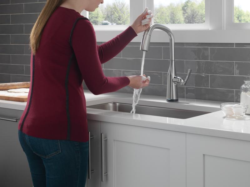 DELTA Stryke Single Handle Pull-Down Kitchen Faucet with Touch2O Technology — Lumicoat® Arctic Stainless