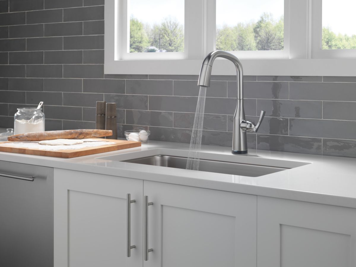 DELTA Stryke Single Handle Pull-Down Kitchen Faucet with Touch2O Technology — Lumicoat® Arctic Stainless