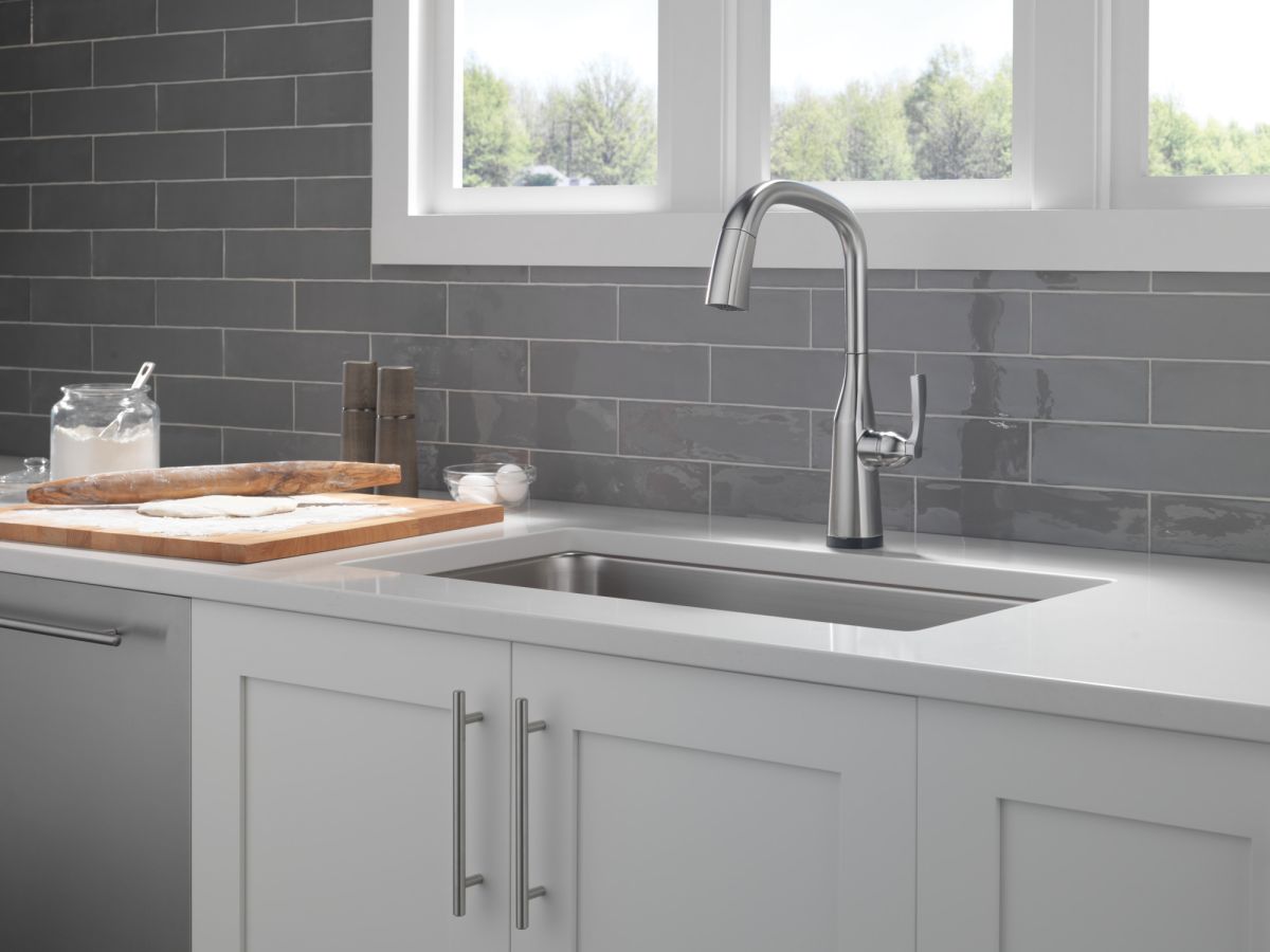 DELTA Stryke Single Handle Pull-Down Kitchen Faucet with Touch2O Technology — Lumicoat® Arctic Stainless