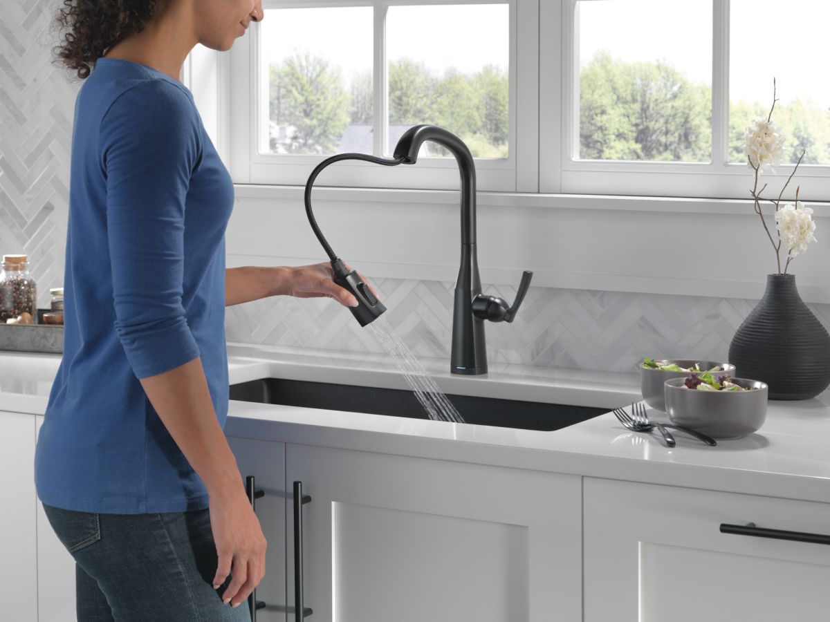 DELTA Stryke Single Handle Pull-Down Kitchen Faucet with Touch2O Technology — Matte Black