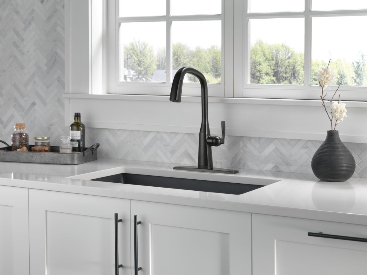 DELTA Stryke Single Handle Pull-Down Kitchen Faucet with Touch2O Technology — Matte Black