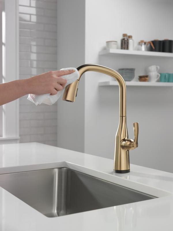 DELTA Stryke Single Handle Pull-Down Kitchen Faucet with Touch2O Technology — Lumicoat® Champagne Bronze