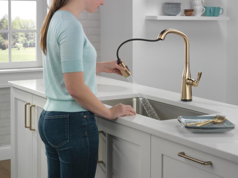 DELTA Stryke Single Handle Pull-Down Kitchen Faucet with Touch2O Technology — Lumicoat® Champagne Bronze
