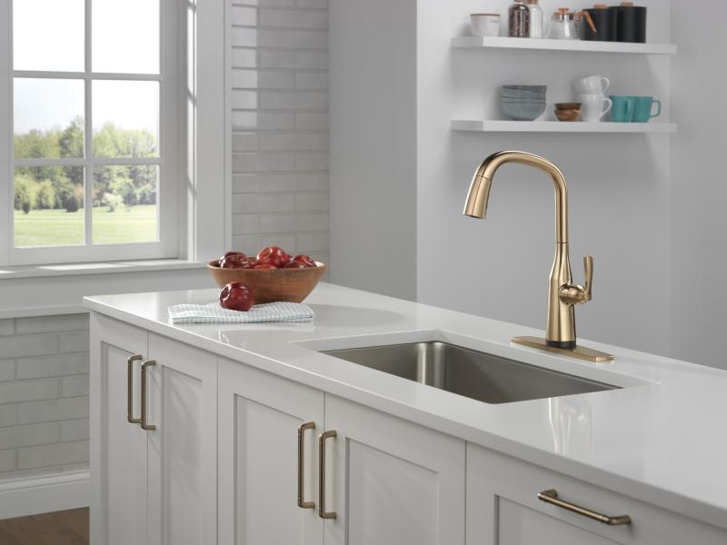 DELTA Stryke Single Handle Pull-Down Kitchen Faucet with Touch2O Technology — Lumicoat® Champagne Bronze