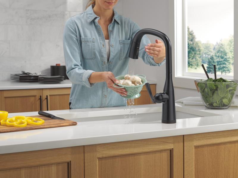 DELTA Stryke Touch2O Technology Kitchen Faucet with Touchless Technology — Matte Black