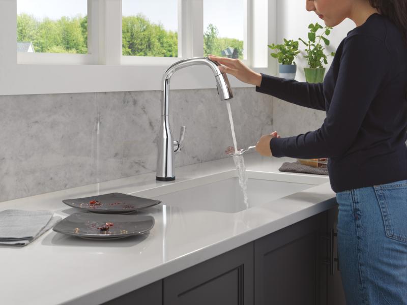 DELTA Stryke Touch2O Technology Kitchen Faucet with Touchless Technology — Lumicoat® Chrome