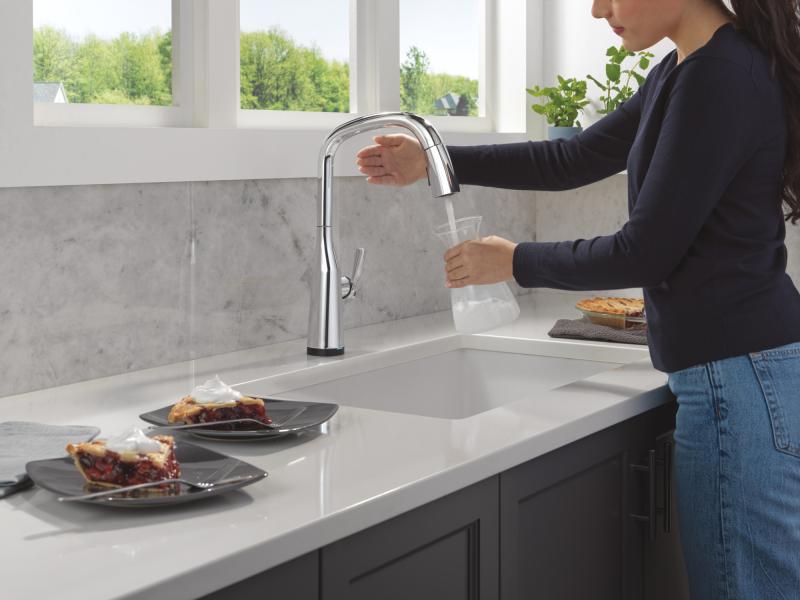 DELTA Stryke Touch2O Technology Kitchen Faucet with Touchless Technology — Lumicoat® Chrome