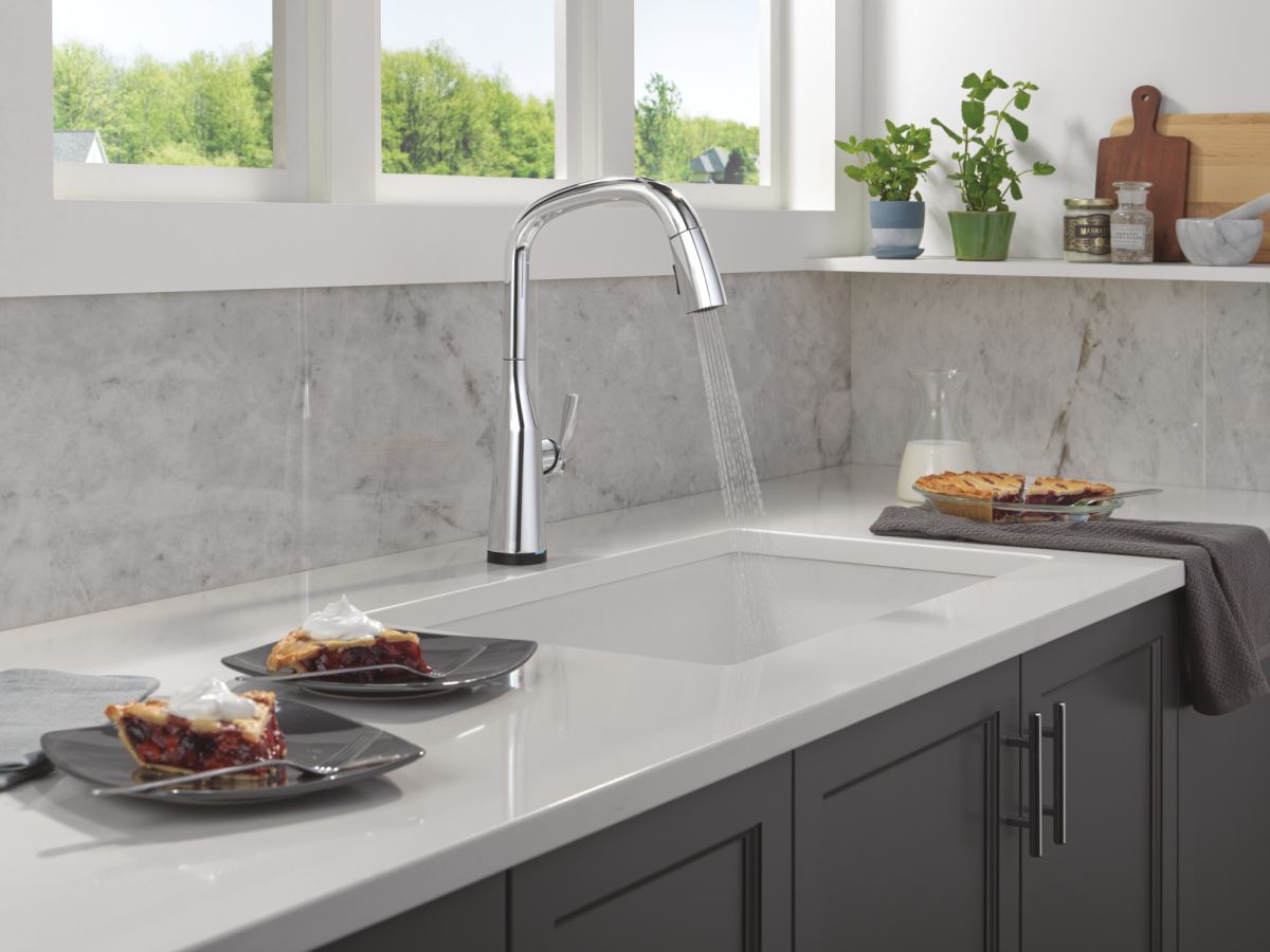 DELTA Stryke Touch2O Technology Kitchen Faucet with Touchless Technology — Lumicoat® Chrome