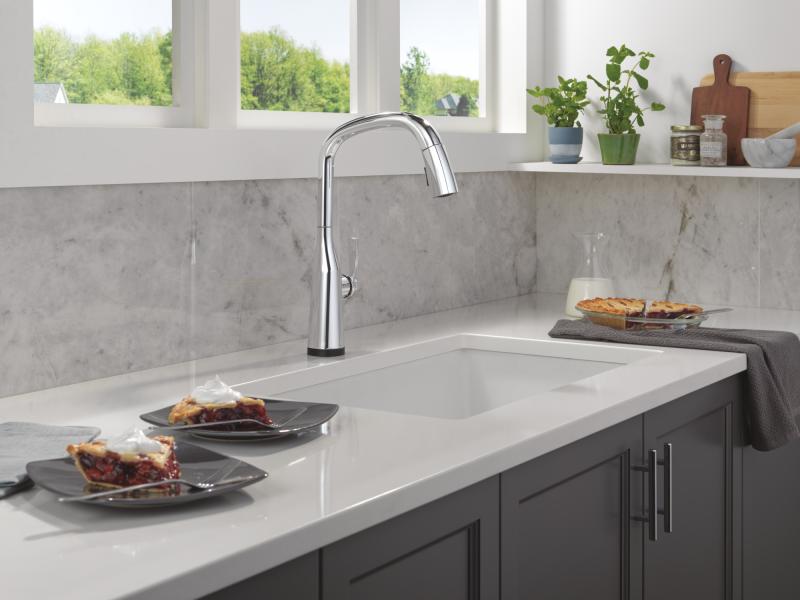 DELTA Stryke Touch2O Technology Kitchen Faucet with Touchless Technology — Lumicoat® Chrome